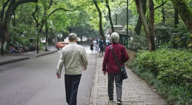 退休医生坦言：寿命长不是靠多走路和多睡觉，还要坚持这2件小事