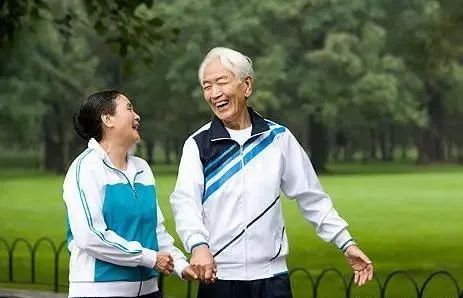 退休医生坦言：寿命长不是靠多走路和多睡觉，还要坚持这2件小事