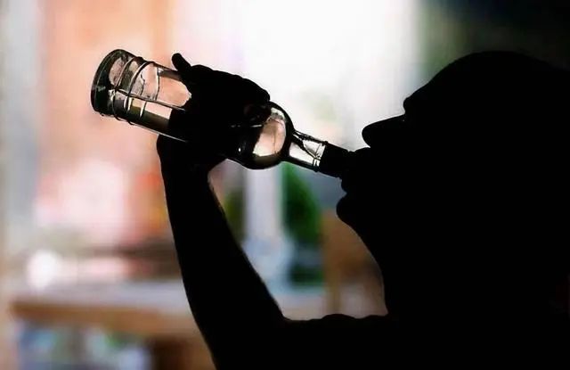 经常喝酒，但不多喝，每次不超过2两，这对身体是好事还是坏事？