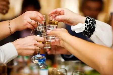 喝酒时为啥不能碰花生米？医生：喝酒尽量少吃这4种“下酒菜”