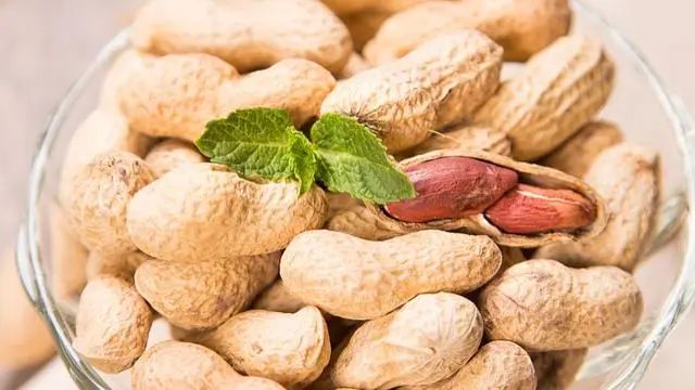 喝酒时为啥不能碰花生米？医生：喝酒尽量少吃这4种“下酒菜”