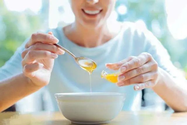喝酒时为啥不能碰花生米？医生：喝酒尽量少吃这4种“下酒菜”