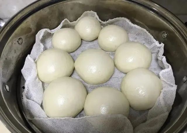 蒸馒头发面，只加酵母是不对的！面案师：牢记5诀窍，馒头白又香
