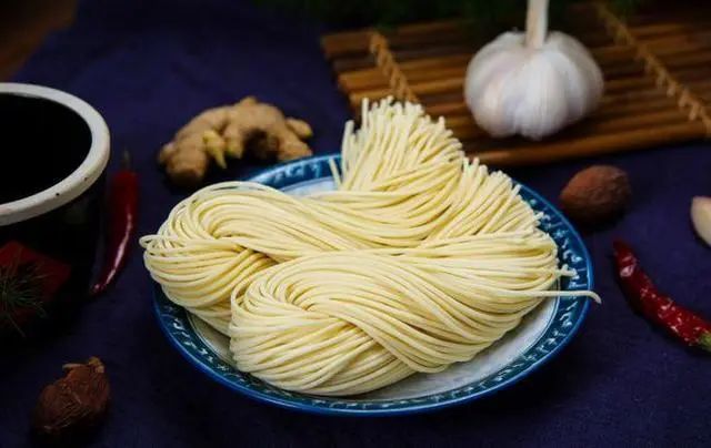 血脂高的人或是面条吃多了？建议：想降脂的人，2种食物最好少吃