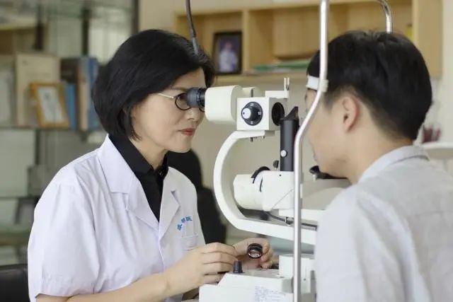 为啥医生不做近视眼手术呢？真的有后遗症吗？眼科医生说出大实话
