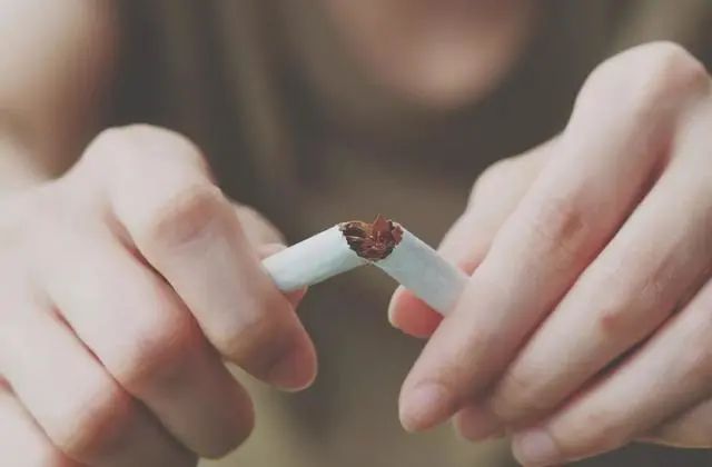 长期吸烟的人，突然把烟戒掉，到底是好是坏？听听医生怎么说