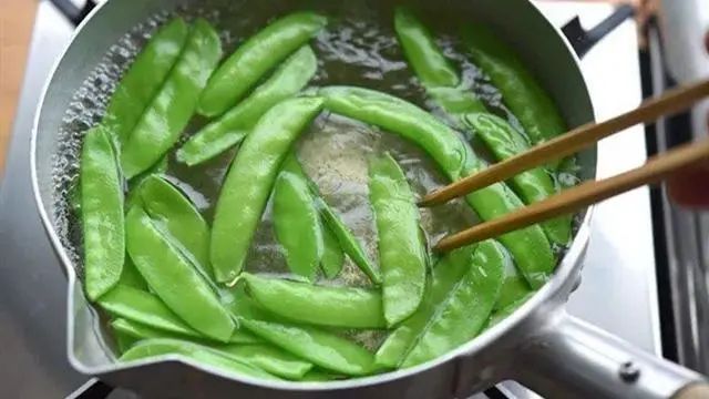 癌症人数逐渐增多？转告父母：7种自带“毒素”的蔬菜，务必焯水
