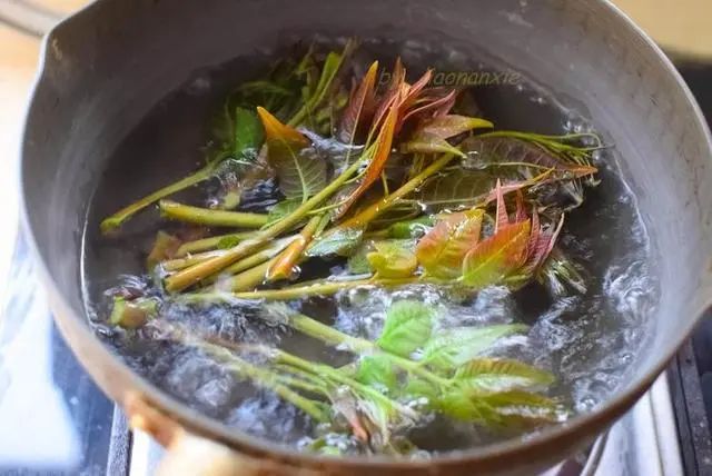 癌症人数逐渐增多？转告父母：7种自带“毒素”的蔬菜，务必焯水