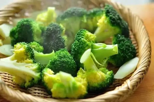 癌症人数逐渐增多？转告父母：7种自带“毒素”的蔬菜，务必焯水