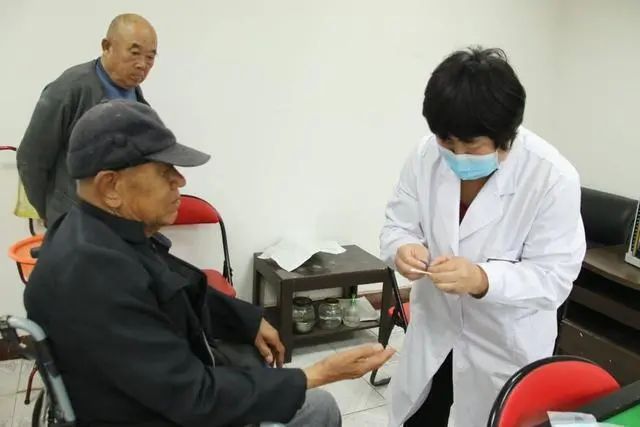 老人味的“元凶”被揪出？医生：60岁后，坚持做五件事，老了没味