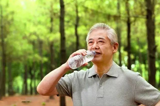 老人味的“元凶”被揪出？医生：60岁后，坚持做五件事，老了没味