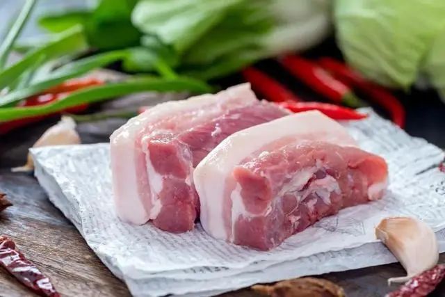 猪肉含有激素，吃多了有害健康？医生：猪的这6个部位，建议少吃
