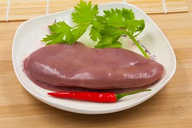 猪肉含有激素，吃多了有害健康？医生：猪的这6个部位，建议少吃