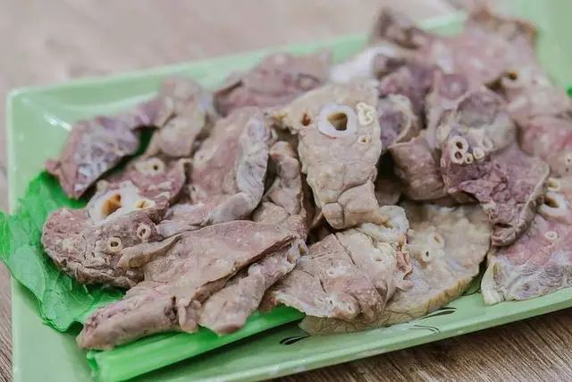 猪肉含有激素，吃多了有害健康？医生：猪的这6个部位，建议少吃