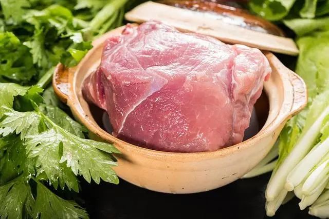 猪肉含有激素，吃多了有害健康？医生：猪的这6个部位，建议少吃