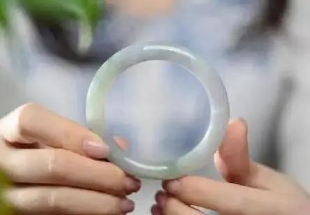 女子长期佩戴“玉手镯”，真的对身体好吗？医生终于说出实情