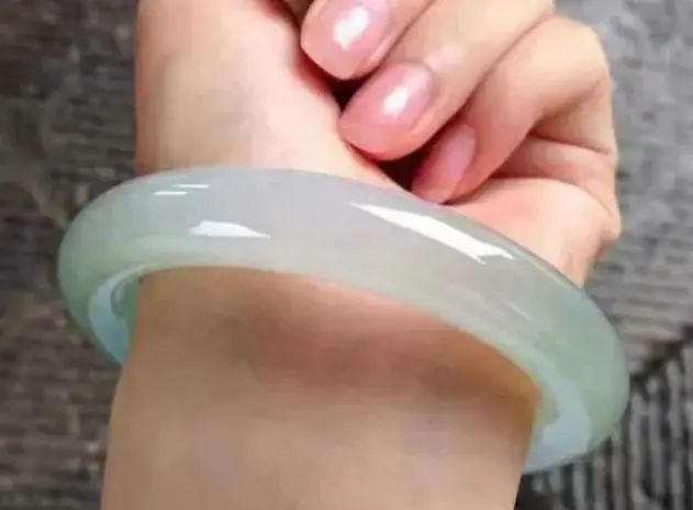 女子长期佩戴“玉手镯”，真的对身体好吗？医生终于说出实情