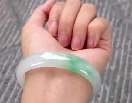 女子长期佩戴“玉手镯”，真的对身体好吗？医生终于说出实情