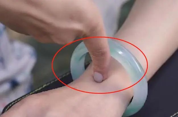女子长期佩戴“玉手镯”，真的对身体好吗？医生终于说出实情