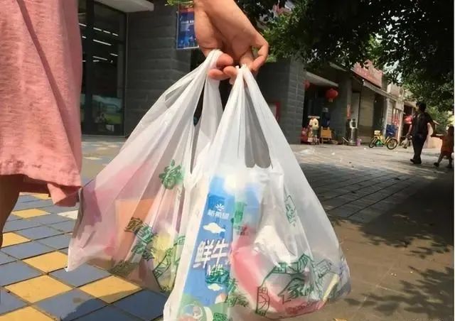 装菜塑料袋放进冰箱，等于“慢性自杀”会致癌？实验揭晓真相