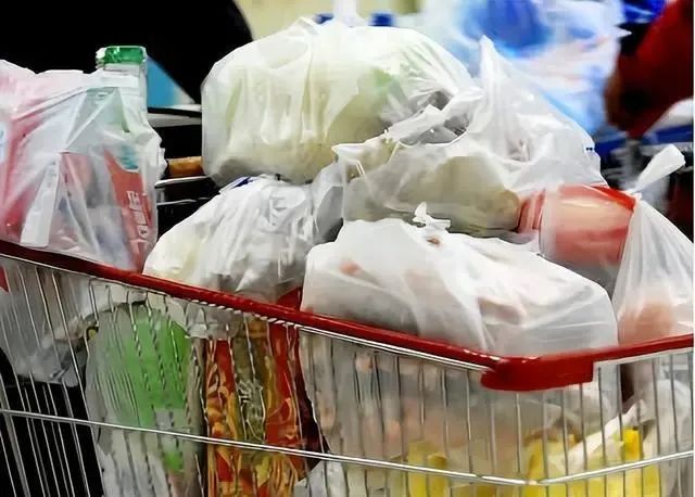 装菜塑料袋放进冰箱，等于“慢性自杀”会致癌？实验揭晓真相