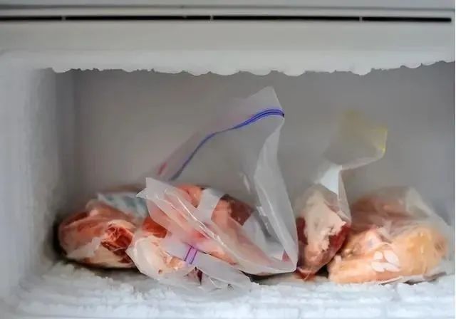装菜塑料袋放进冰箱，等于“慢性自杀”会致癌？实验揭晓真相