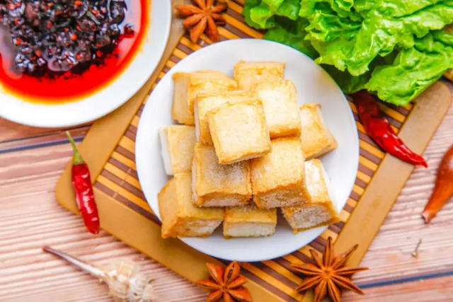 高血脂不能吃豆腐？医生：3种降脂食物常吃，血脂“偷偷”下降