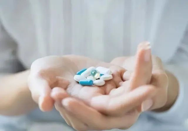 多散步对血管好？医生建议：50岁之后，坚持做这2件事或比运动好