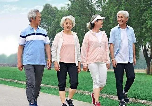 年龄越大，越要多走路？过了60岁，每天走多少步合适？不妨了解下