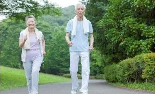 年龄越大，越要多走路？过了60岁，每天走多少步合适？不妨了解下