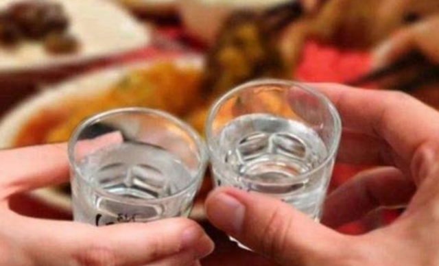 吃晚饭时，坚持喝点白酒的人，身体最后都怎样呢？医生告诉您真相