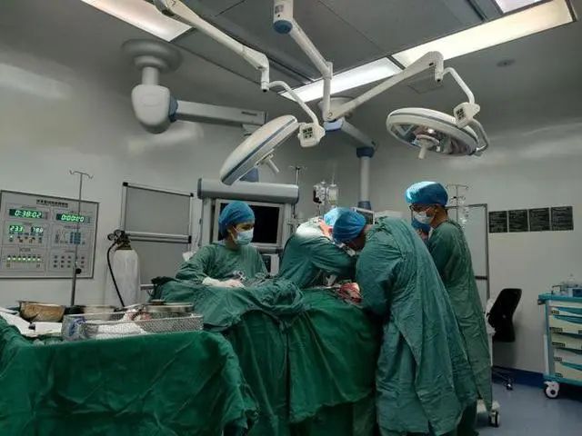 为什么手术时，医生切开的伤口不会流血呢？答案可能你都想象不到