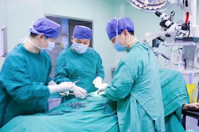为什么手术时，医生切开的伤口不会流血呢？答案可能你都想象不到