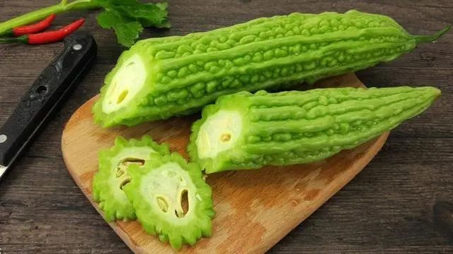 苦瓜可以降尿酸吗？医生：这4物或是降尿酸“高手”，建议常吃