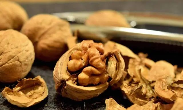 吃核桃到底是清理血管，还是伤血管？早上吃好，还是晚上吃好？