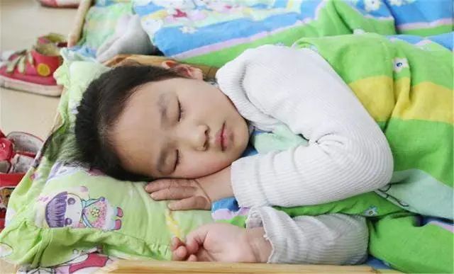 儿科医生呼吁停止食用，多吃或影响孩子发育，提醒家长：端下餐桌