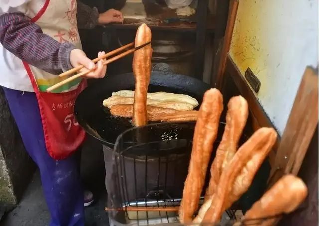 吃油条会危害身体健康吗？看完本文，你或许该改变想法了