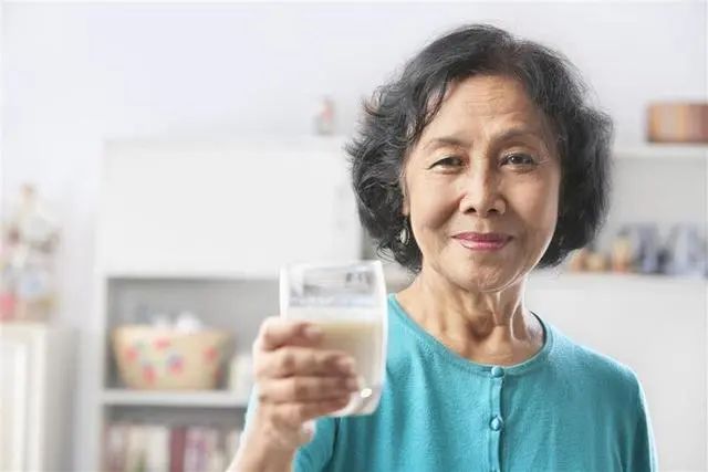 老人经常喝牛奶与从不喝牛奶，体质上的差别大吗？