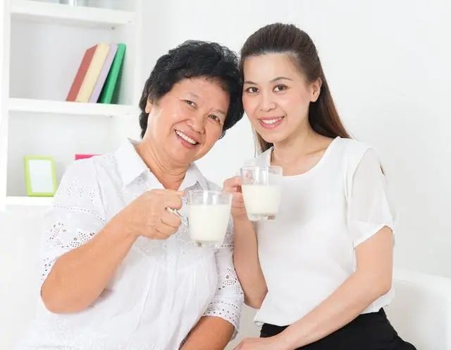 老人经常喝牛奶与从不喝牛奶，体质上的差别大吗？