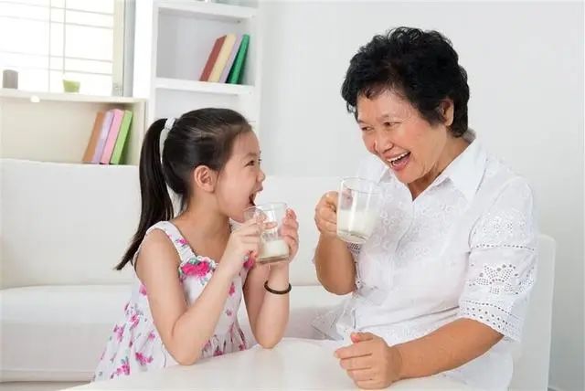老人经常喝牛奶与从不喝牛奶，体质上的差别大吗？
