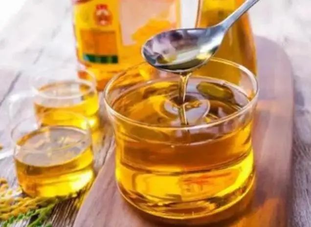 花生油，玉米油，菜籽油，大豆油哪种健康？提醒：两种油尽量少吃