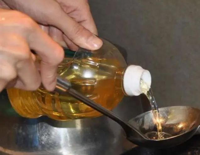 花生油，玉米油，菜籽油，大豆油哪种健康？提醒：两种油尽量少吃