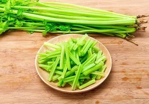 血脂“超标”的人，肉、鸡蛋一律不能碰？医生无奈道出真相