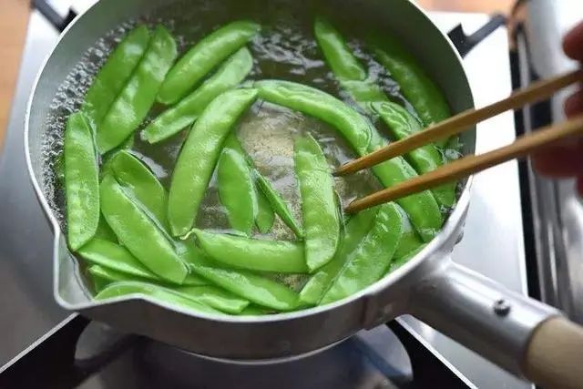 为何我国患癌的人群越来越多？医生建议：这6种蔬菜要少吃
