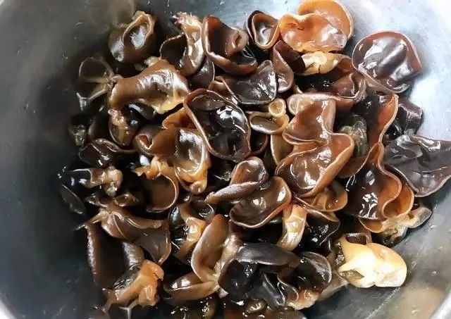 木耳久泡易产生“毒素”，教你正确泡法，1分钟发满盆，又大又软