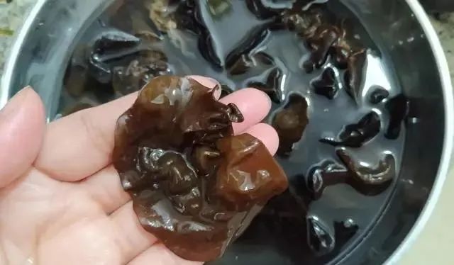 木耳久泡易产生“毒素”，教你正确泡法，1分钟发满盆，又大又软