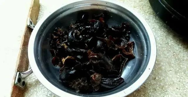 木耳久泡易产生“毒素”，教你正确泡法，1分钟发满盆，又大又软