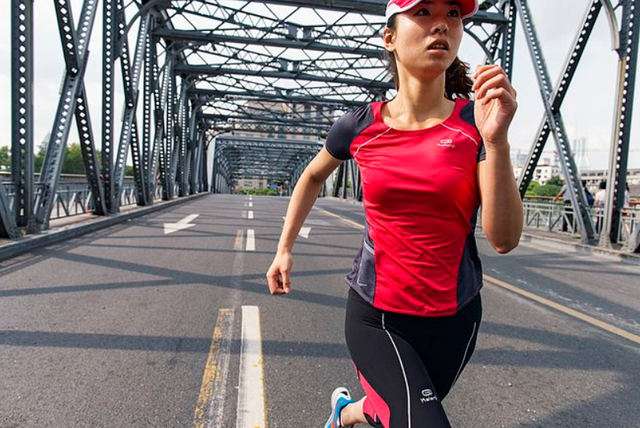 青岛一女子坚持晨跑，一年后发生了什么？医生：运动后避免1习惯