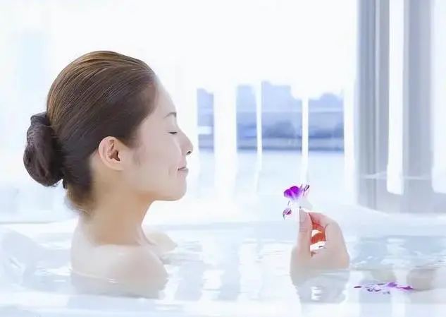 俗话说：“早上洗澡灭阳气，晚上洗澡生湿气”，那什么时间洗澡好
