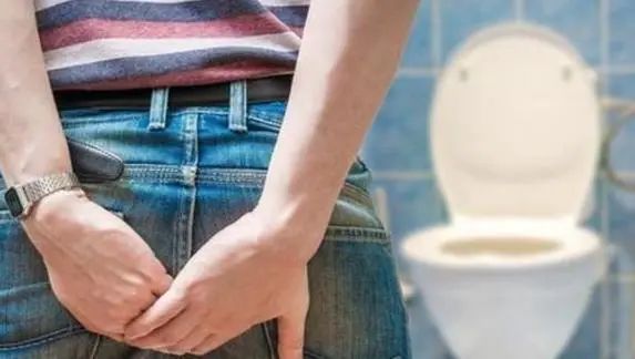 上厕所时，大便前头干硬，后头软粘，说明什么？看完涨知识了